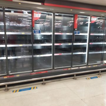Góndolas de supermercado vacías