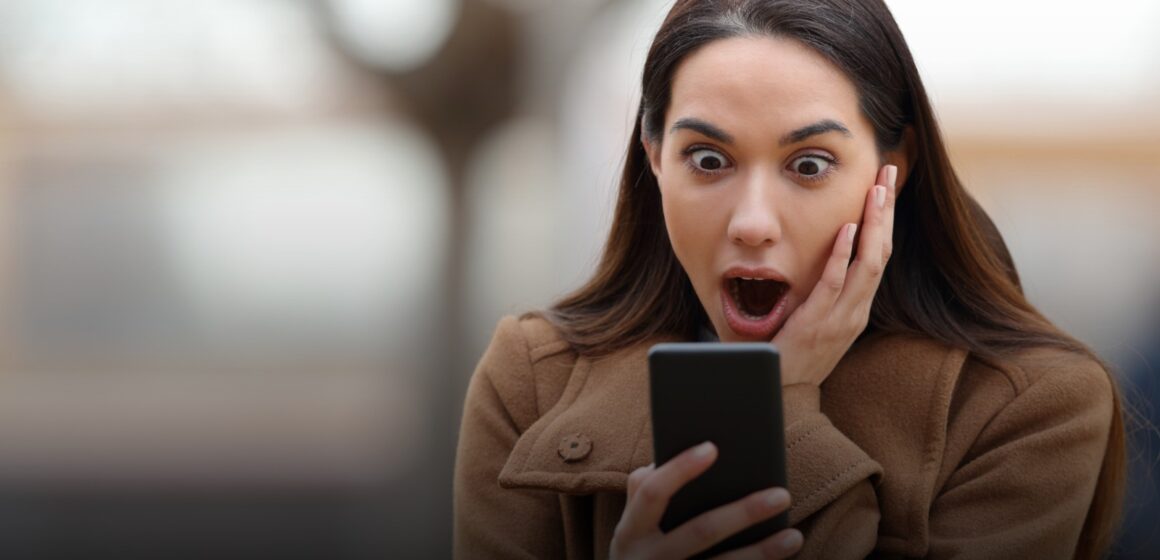 mujer mira celular
