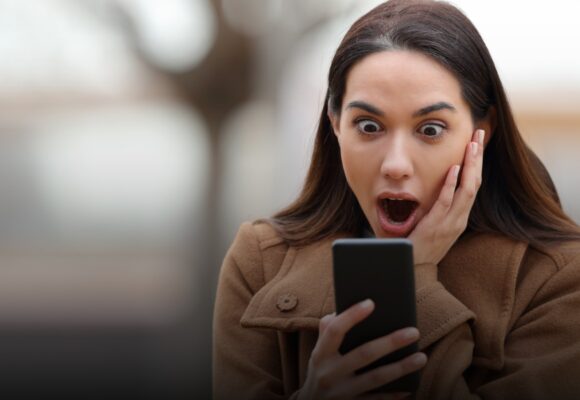 mujer mira celular