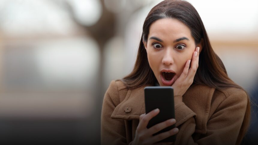 mujer mira celular